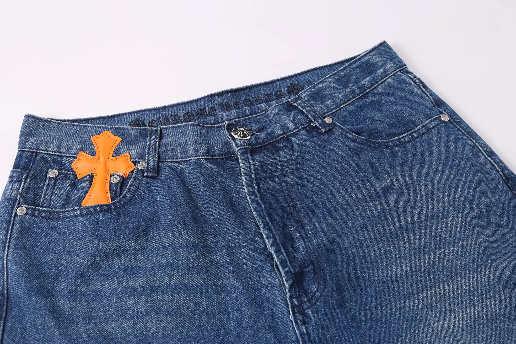P260 Style No.: H880 Chrome Heart & Chrome Heart Blue Pants Orange Peel Metal Cross Patch Leather Jeans ChromeHearts# Design Jeans Invincible Texture Ceiling-Level Jeans Hard to Find at the Counter‼ ️ Cross patchwork leather jeans, top-notch heavy-duty washing process, calfskin laser-cut cross, distressed silver hardware, straight version to make the upper body slimmer, that lesbian style Color: blue Size: 28-30-32-34-36